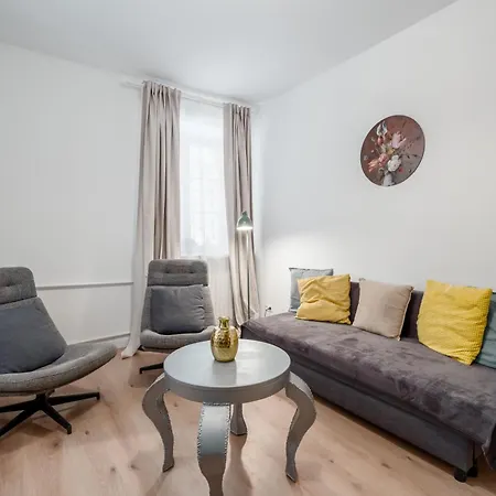 Old Town Brzozowa Apartman Varsó